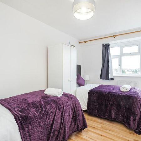 Spacious 3 Bed 1 Bath Hse W Guest Toilet W Parking Near Excel - E16 London Ngoại thất bức ảnh
