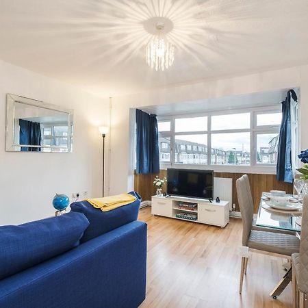 Spacious 3 Bed 1 Bath Hse W Guest Toilet W Parking Near Excel - E16 London Ngoại thất bức ảnh