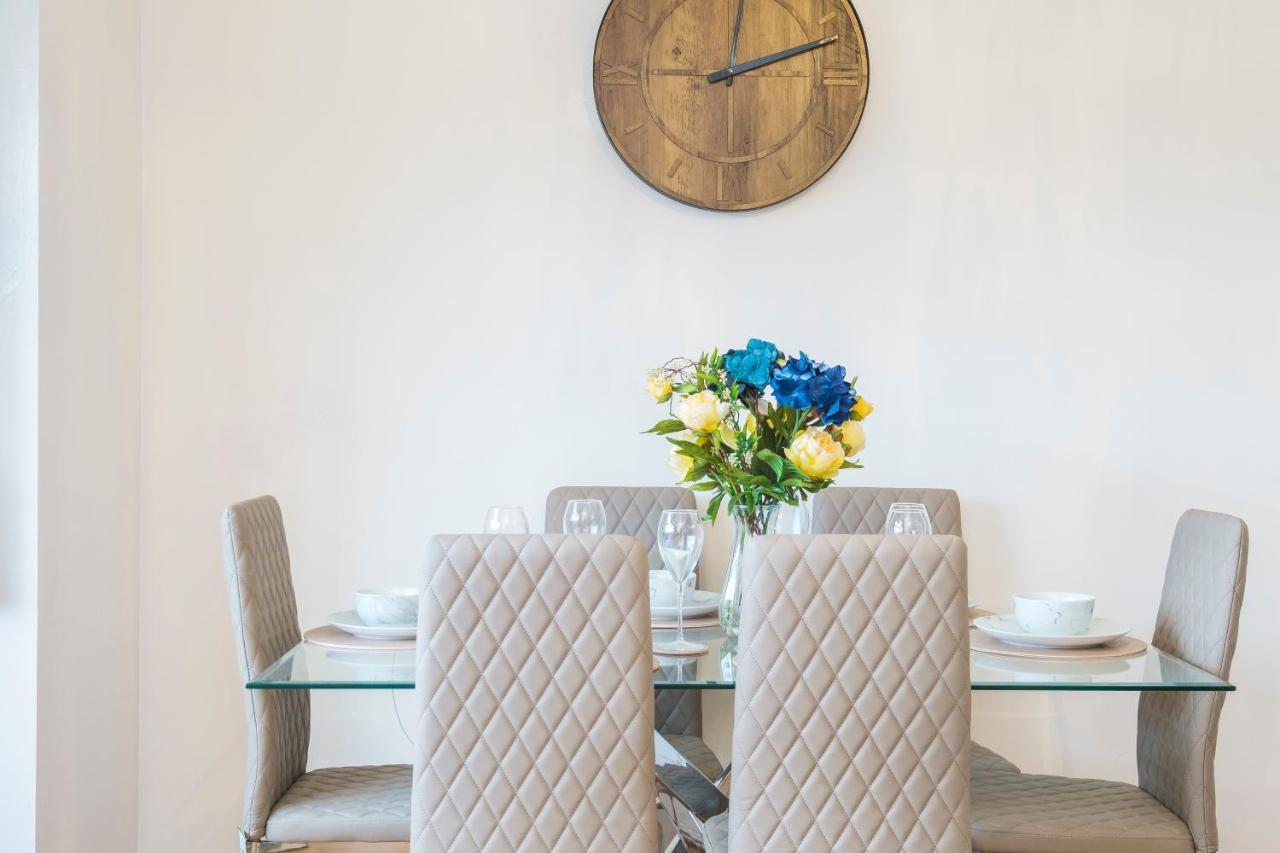 Spacious 3 Bed 1 Bath Hse W Guest Toilet W Parking Near Excel - E16 London Ngoại thất bức ảnh