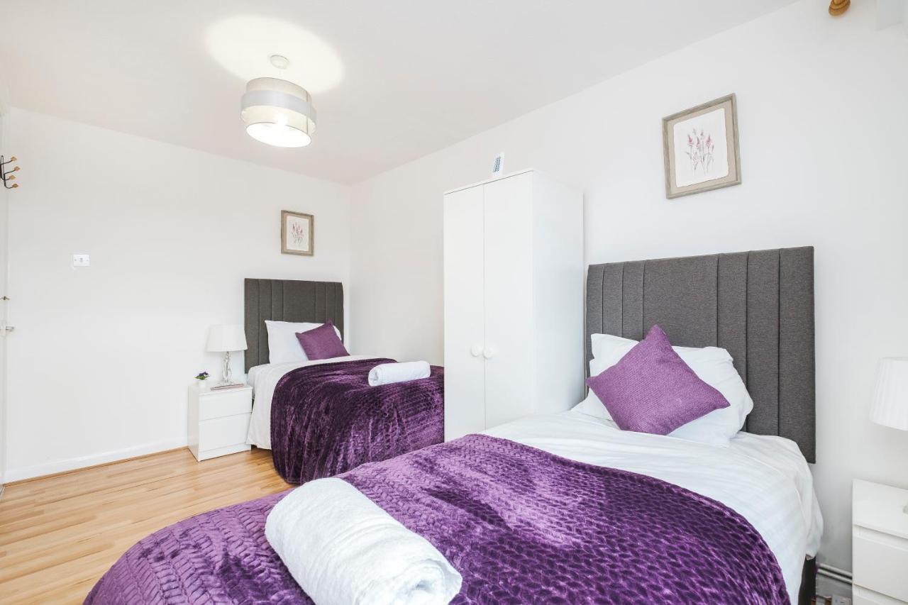 Spacious 3 Bed 1 Bath Hse W Guest Toilet W Parking Near Excel - E16 London Ngoại thất bức ảnh