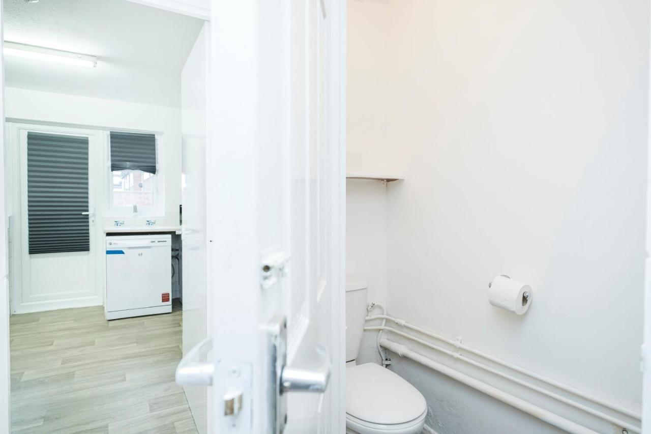 Spacious 3 Bed 1 Bath Hse W Guest Toilet W Parking Near Excel - E16 London Ngoại thất bức ảnh