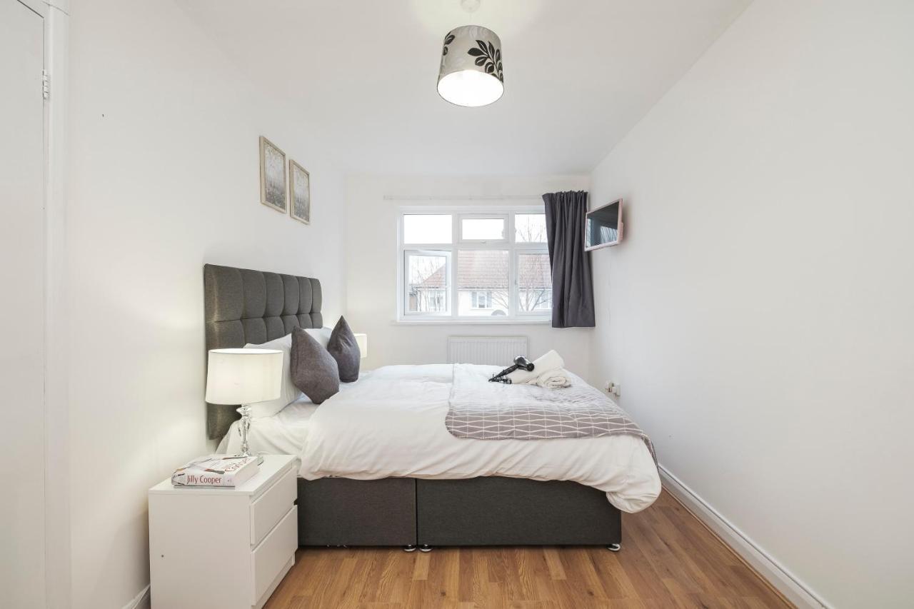 Spacious 3 Bed 1 Bath Hse W Guest Toilet W Parking Near Excel - E16 London Ngoại thất bức ảnh