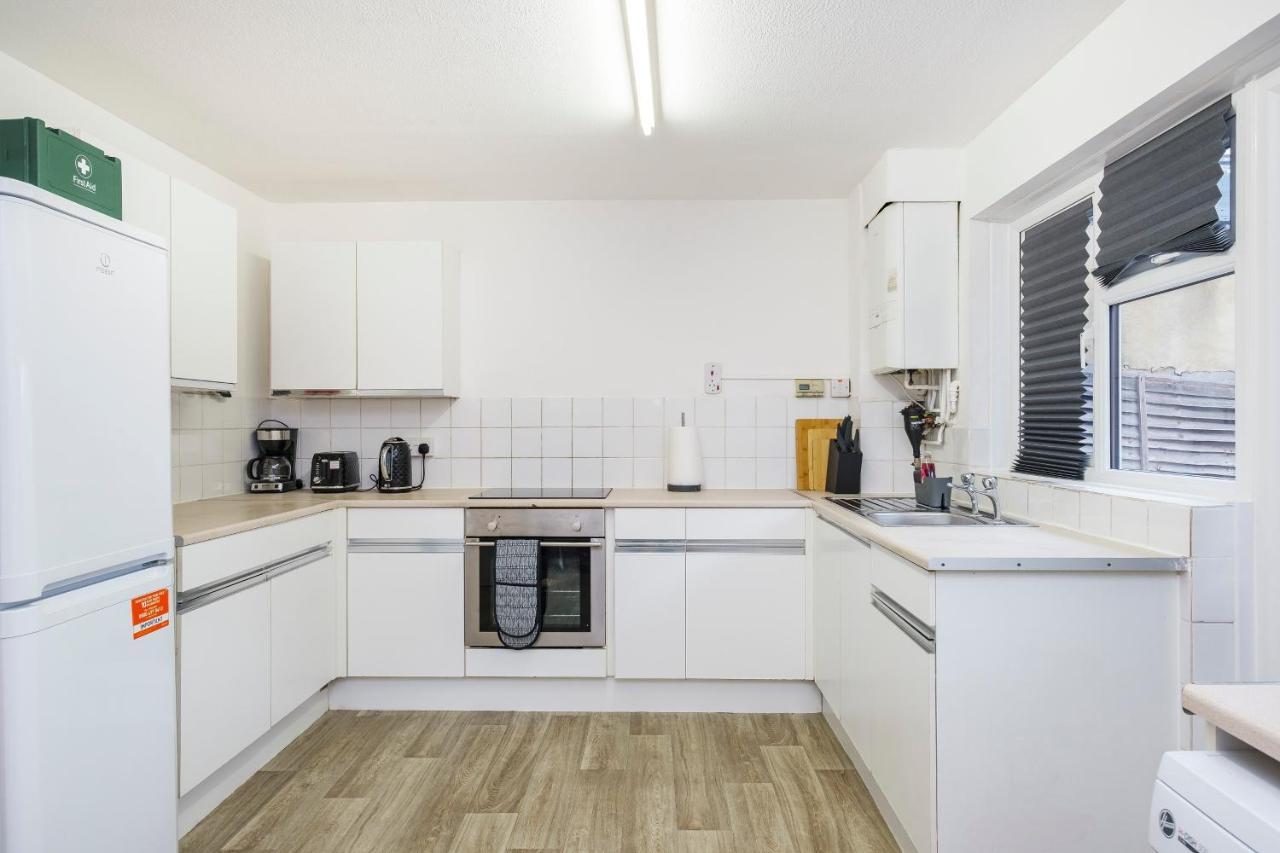 Spacious 3 Bed 1 Bath Hse W Guest Toilet W Parking Near Excel - E16 London Ngoại thất bức ảnh