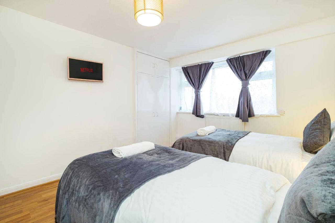 Spacious 3 Bed 1 Bath Hse W Guest Toilet W Parking Near Excel - E16 London Ngoại thất bức ảnh