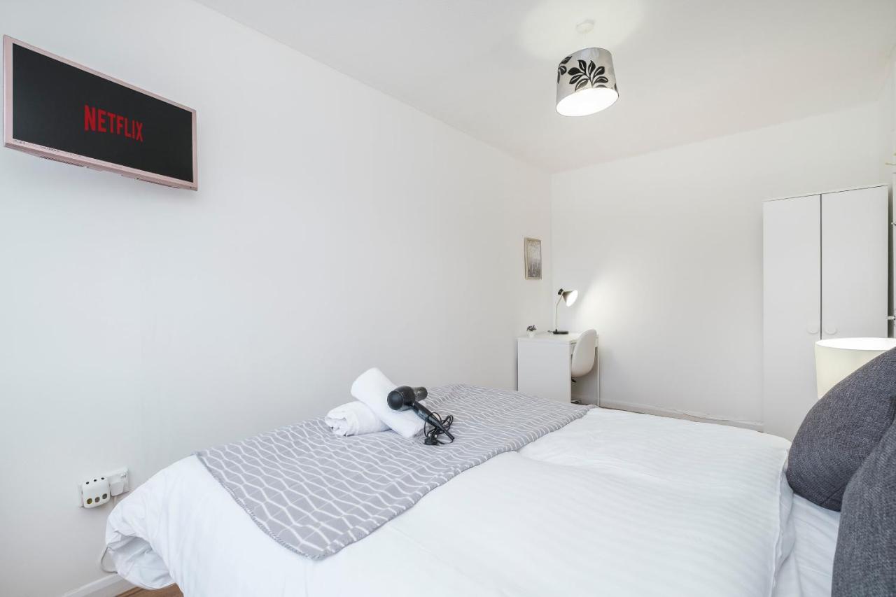 Spacious 3 Bed 1 Bath Hse W Guest Toilet W Parking Near Excel - E16 London Ngoại thất bức ảnh
