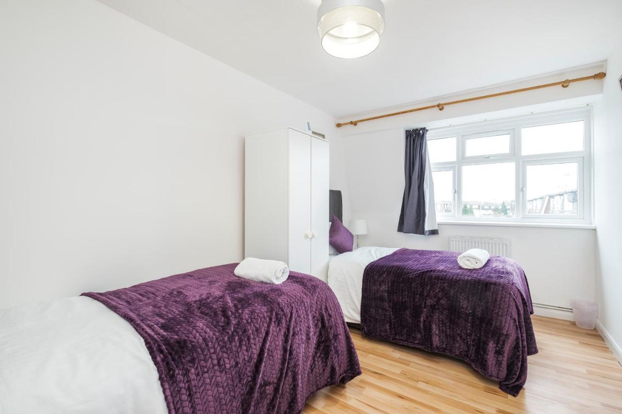 Spacious 3 Bed 1 Bath Hse W Guest Toilet W Parking Near Excel - E16 London Ngoại thất bức ảnh