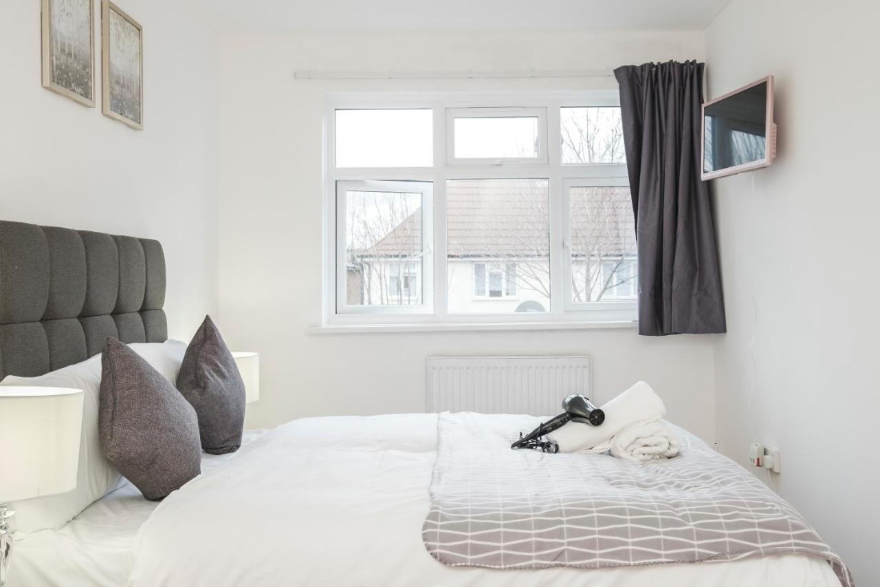 Spacious 3 Bed 1 Bath Hse W Guest Toilet W Parking Near Excel - E16 London Ngoại thất bức ảnh