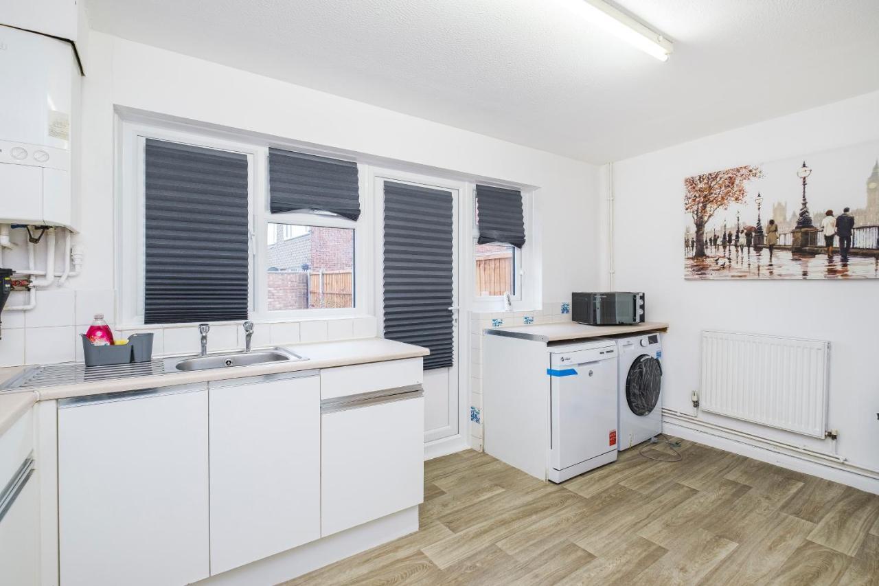Spacious 3 Bed 1 Bath Hse W Guest Toilet W Parking Near Excel - E16 London Ngoại thất bức ảnh