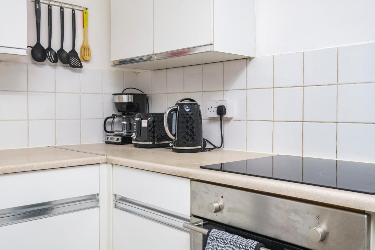 Spacious 3 Bed 1 Bath Hse W Guest Toilet W Parking Near Excel - E16 London Ngoại thất bức ảnh