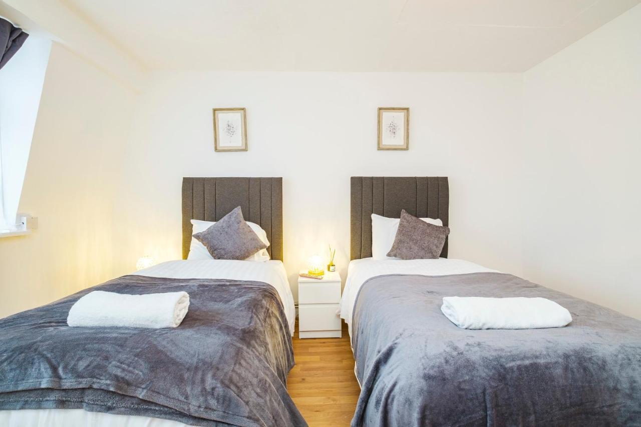 Spacious 3 Bed 1 Bath Hse W Guest Toilet W Parking Near Excel - E16 London Ngoại thất bức ảnh