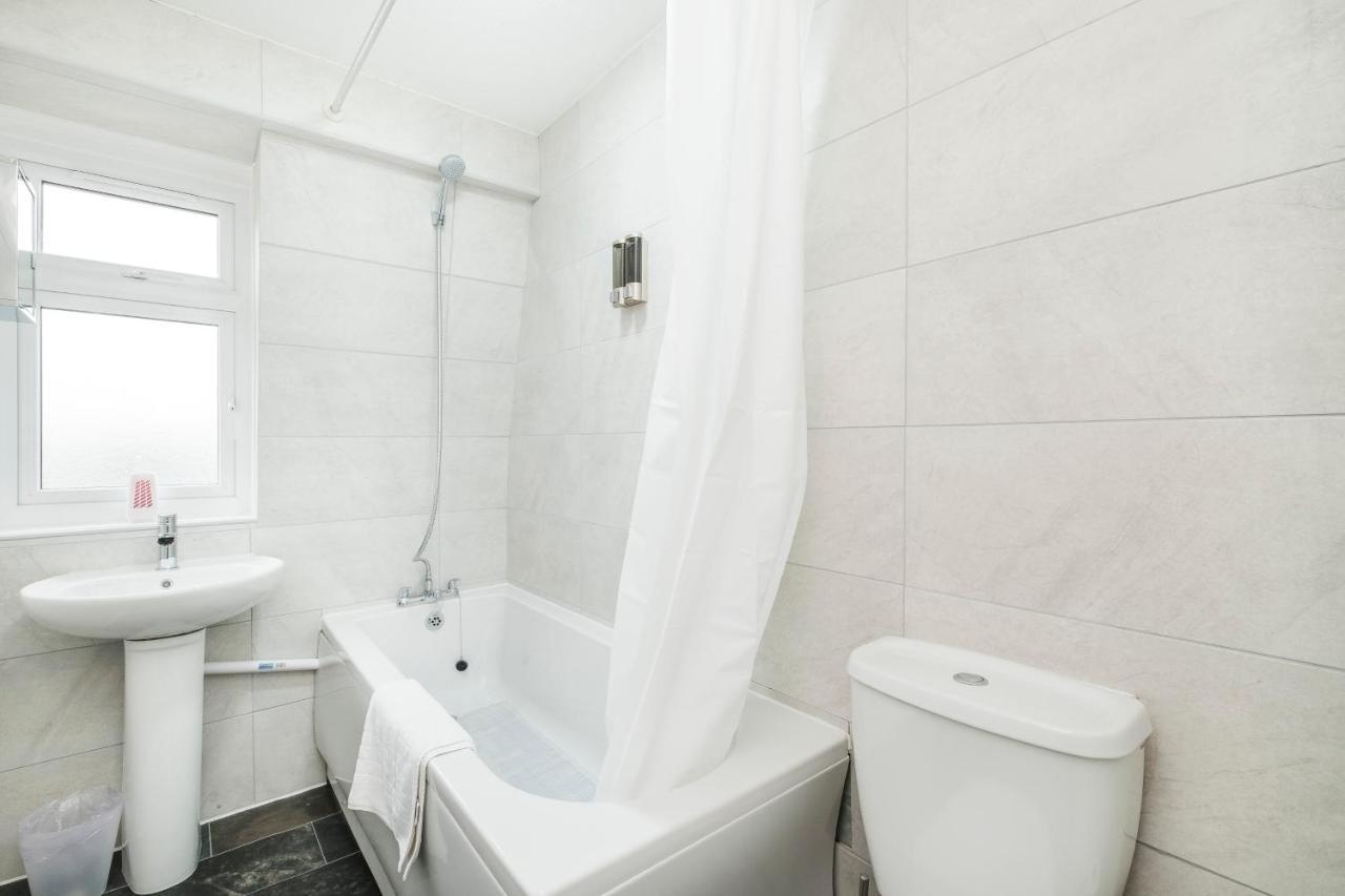Spacious 3 Bed 1 Bath Hse W Guest Toilet W Parking Near Excel - E16 London Ngoại thất bức ảnh