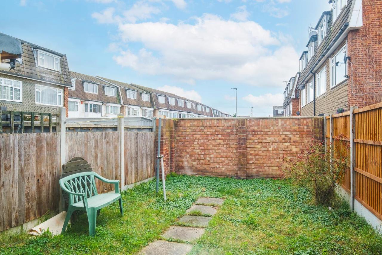 Spacious 3 Bed 1 Bath Hse W Guest Toilet W Parking Near Excel - E16 London Ngoại thất bức ảnh