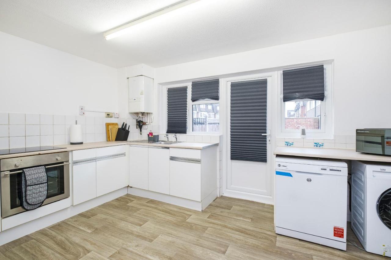 Spacious 3 Bed 1 Bath Hse W Guest Toilet W Parking Near Excel - E16 London Ngoại thất bức ảnh